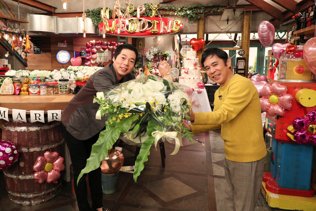 「おかべろ」に出演し、岡村隆史（右）の結婚を祝福する今田耕司（カンテレ提供）