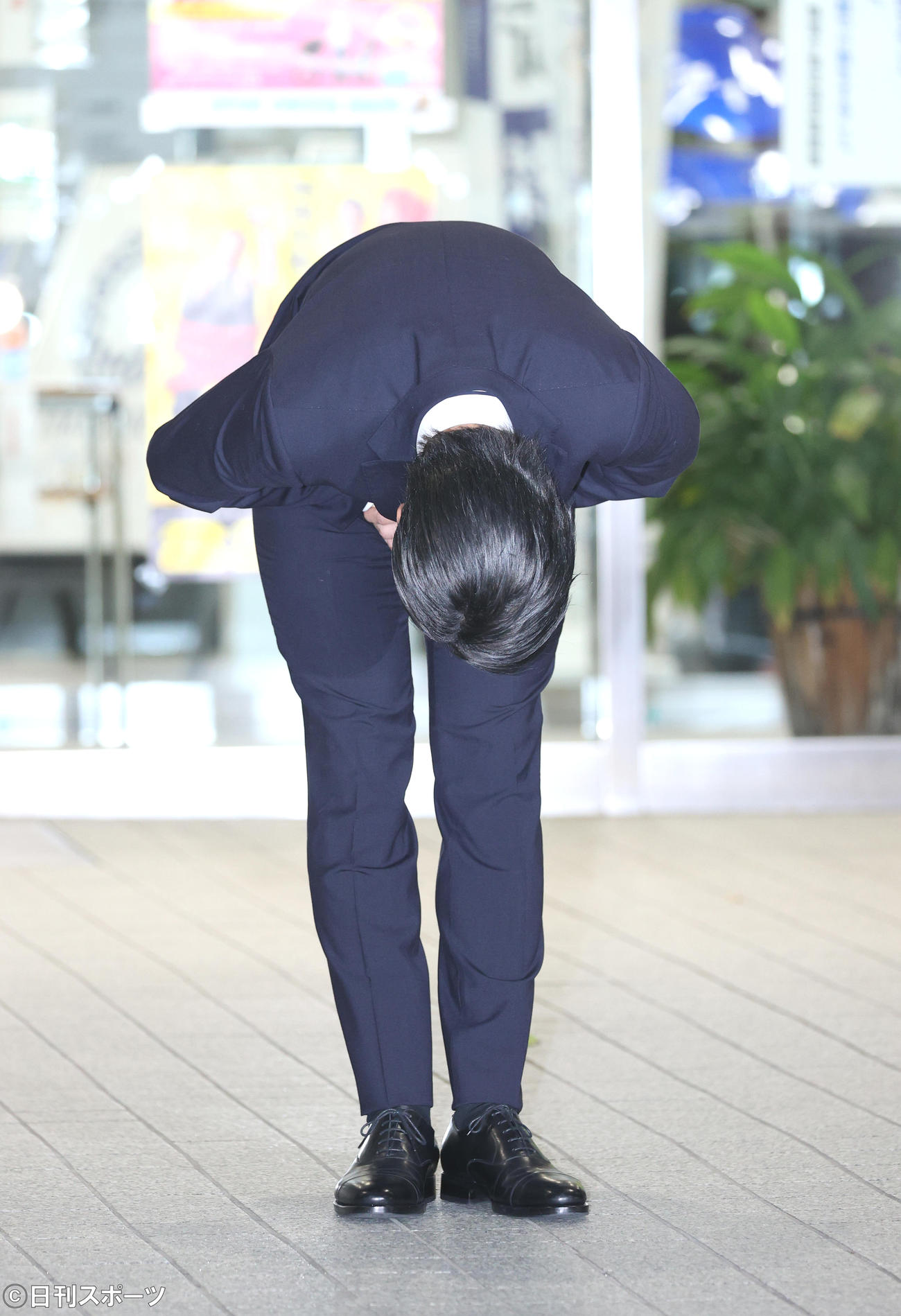 東京湾岸署から釈放され、一礼する伊藤健太郎（撮影・中島郁夫）
