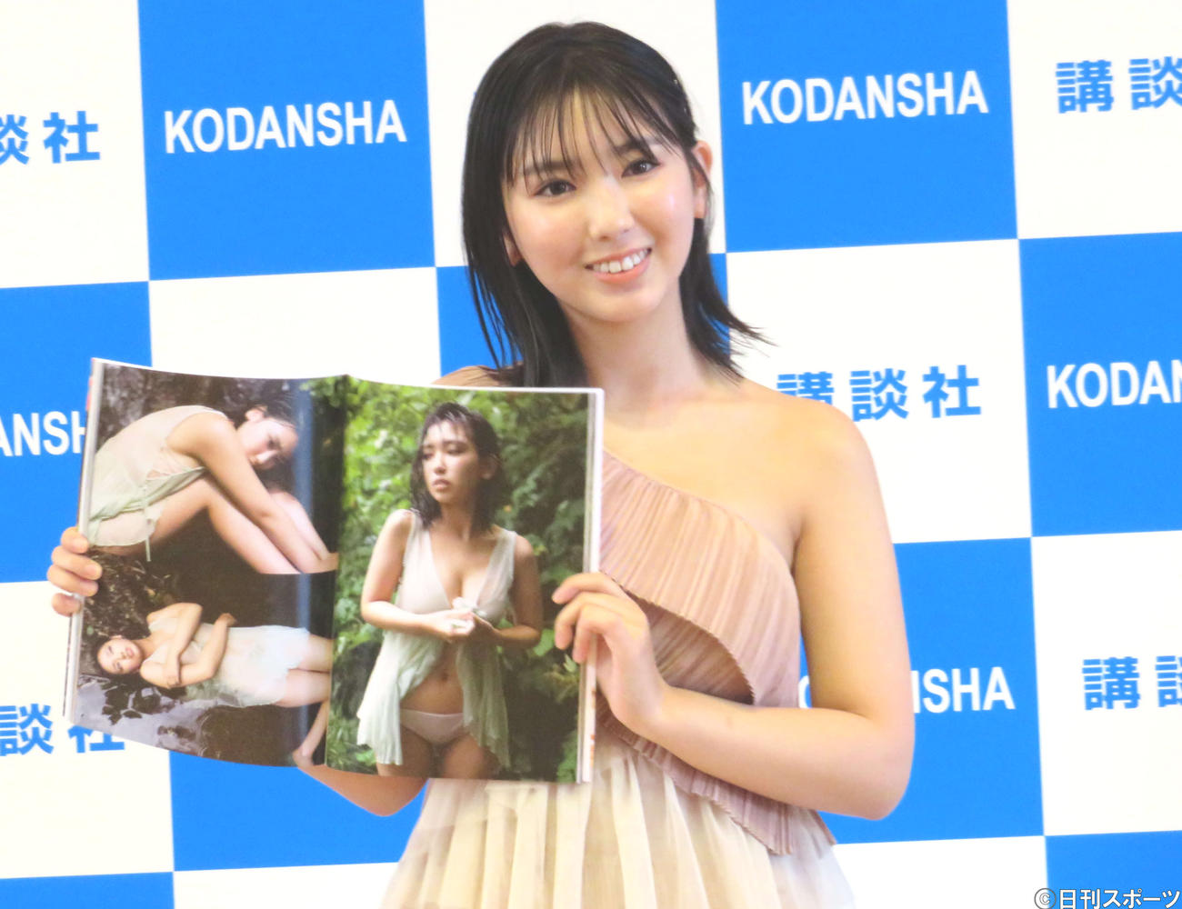 2冊目の写真集「背伸び」（講談社）の発売記念会見に出席した沢口愛華（撮影・三須佳夏）　　　