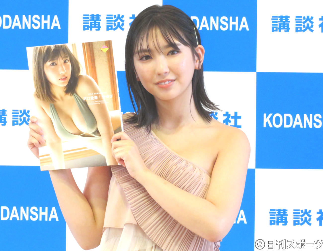 2冊目の写真集「背伸び」（講談社）の発売記念会見に出席した沢口愛華（撮影・三須佳夏）　　　