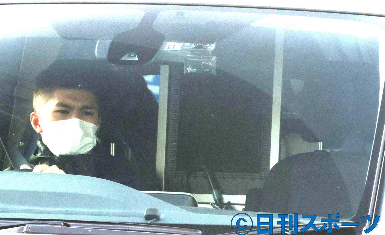 警視庁湾岸署へ身柄を戻される伊藤健太郎容疑者（撮影・中島郁夫）
