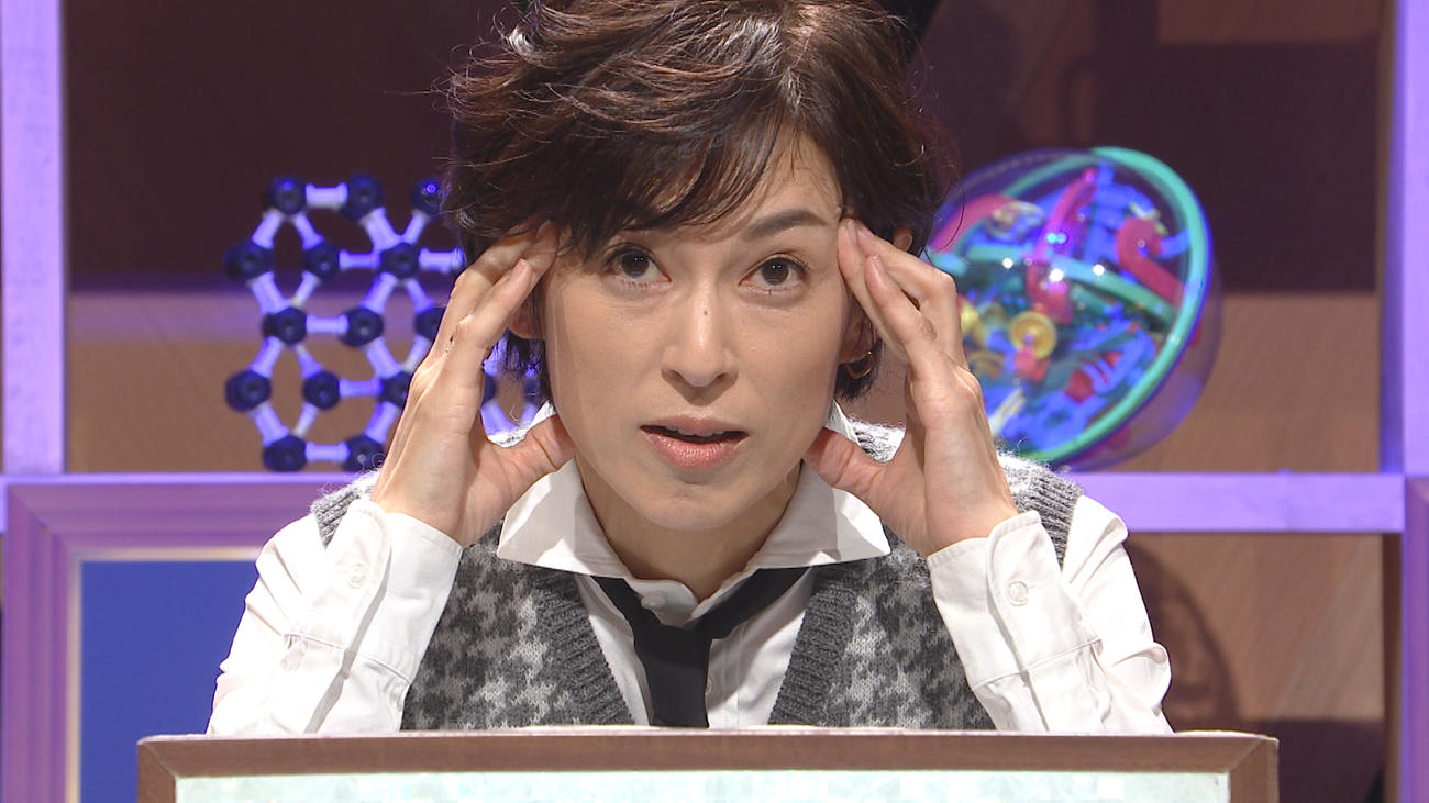 「クイズ！あなたは小学5年生より賢いの？」で熟考する鈴木保奈美。全問正解し、300万円を獲得