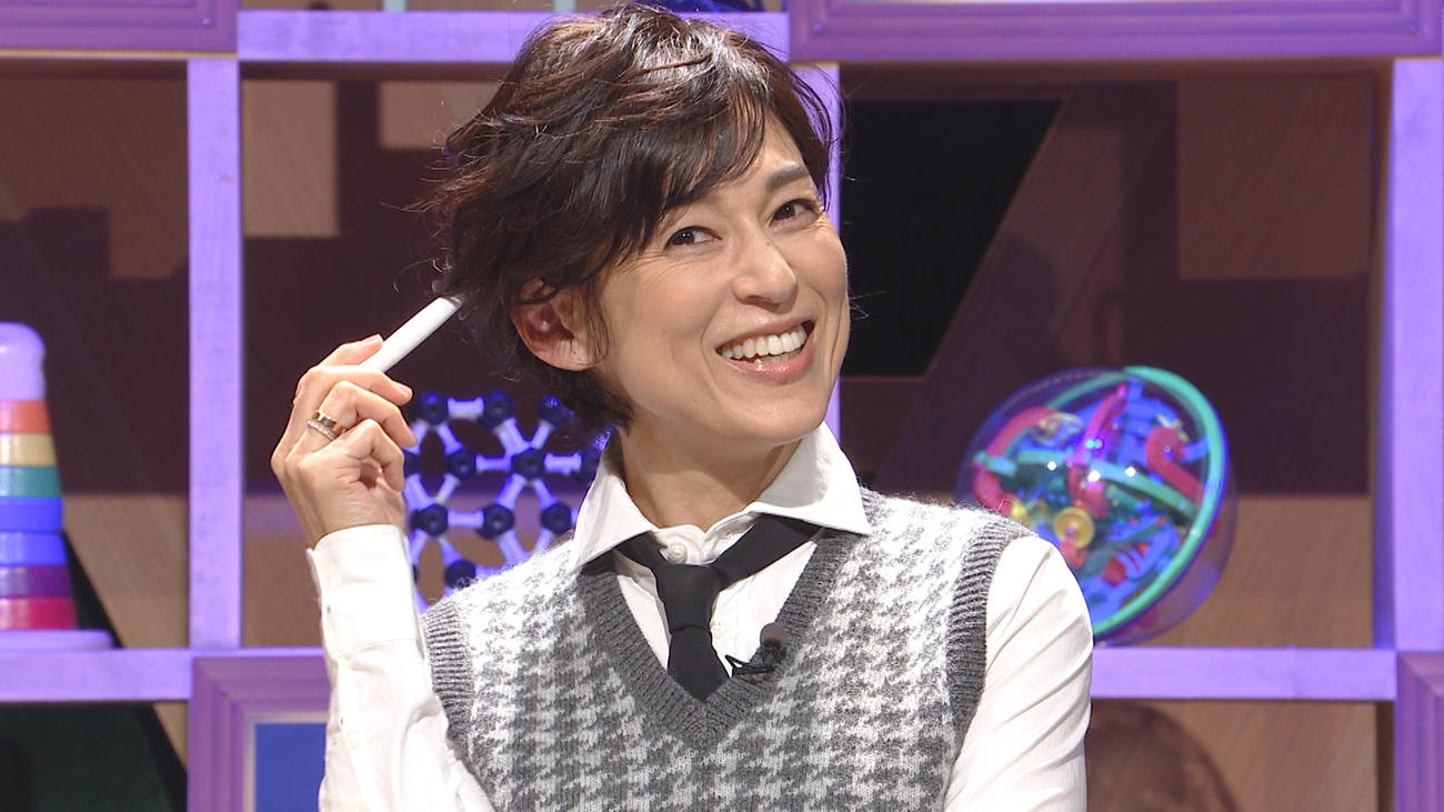 「クイズ！あなたは小学5年生より賢いの？」で笑顔を見せる鈴木保奈美。全問正解し、300万円を獲得