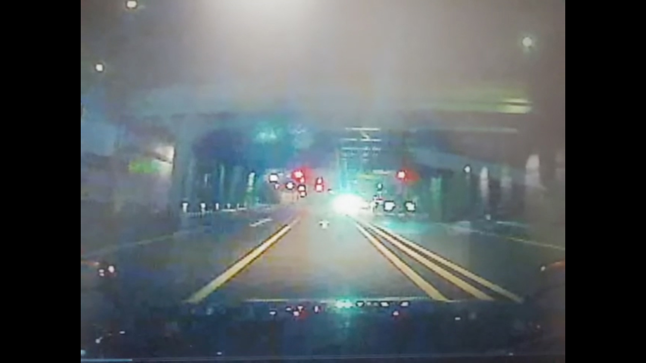 事故発生後に逃走する伊藤健太郎の車両（画面右）を映した、対向車線を走るタクシーのドライブレコーダーの映像