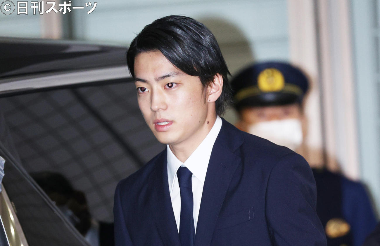 警視庁東京湾岸警察署から釈放され迎えの車に向かう伊藤健太郎（撮影・中島郁夫）