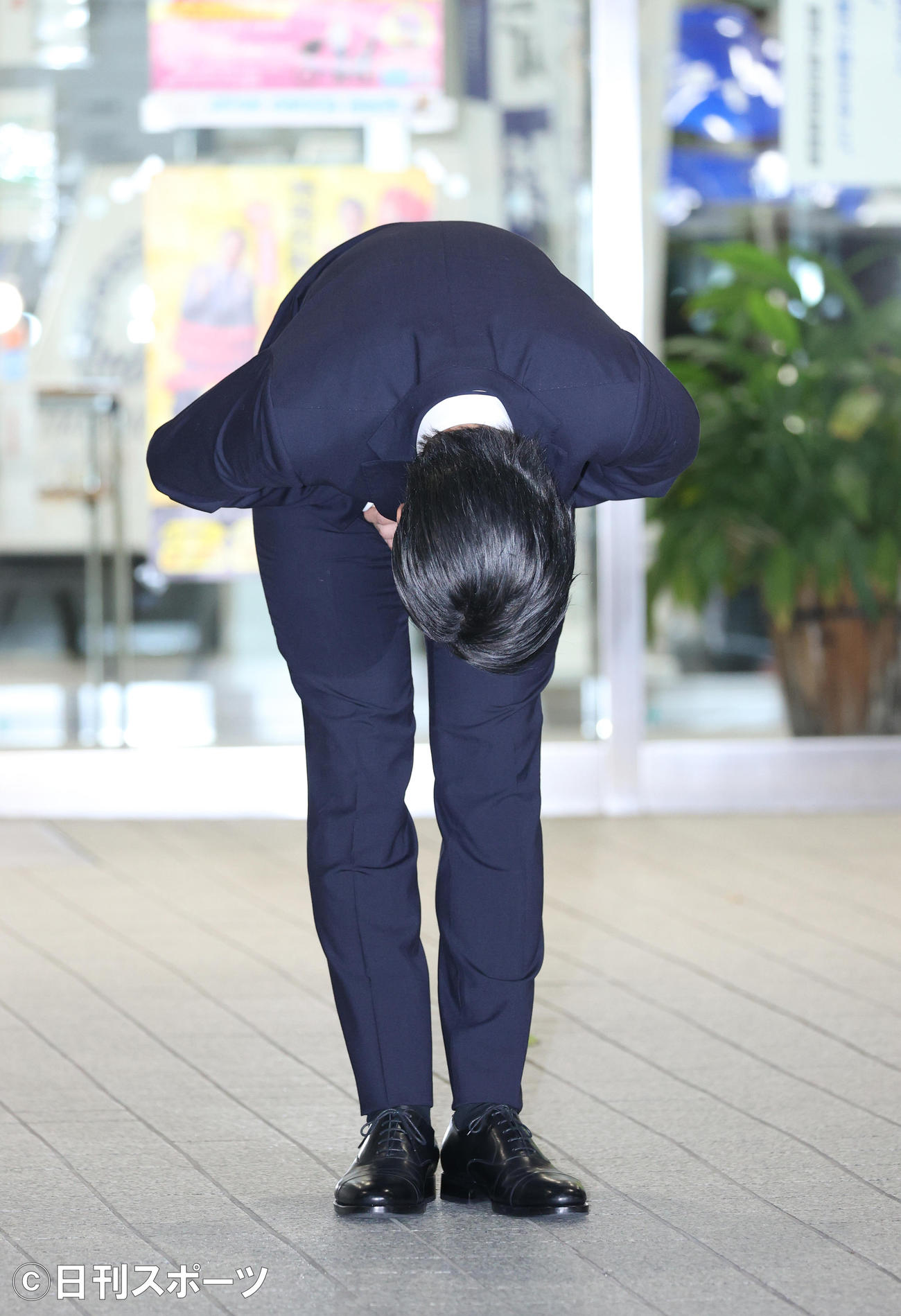 東京湾岸署から釈放され、一礼する伊藤健太郎（撮影・中島郁夫）