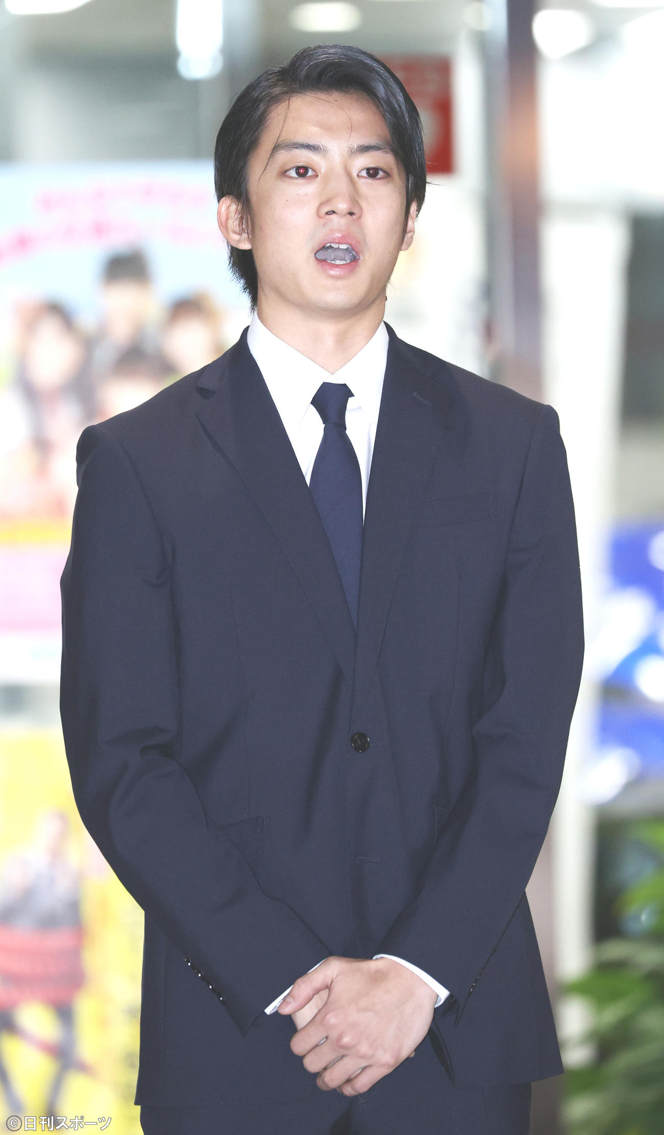 東京湾岸署から釈放され、謝罪の言葉を述べる伊藤健太郎（撮影・中島郁夫）