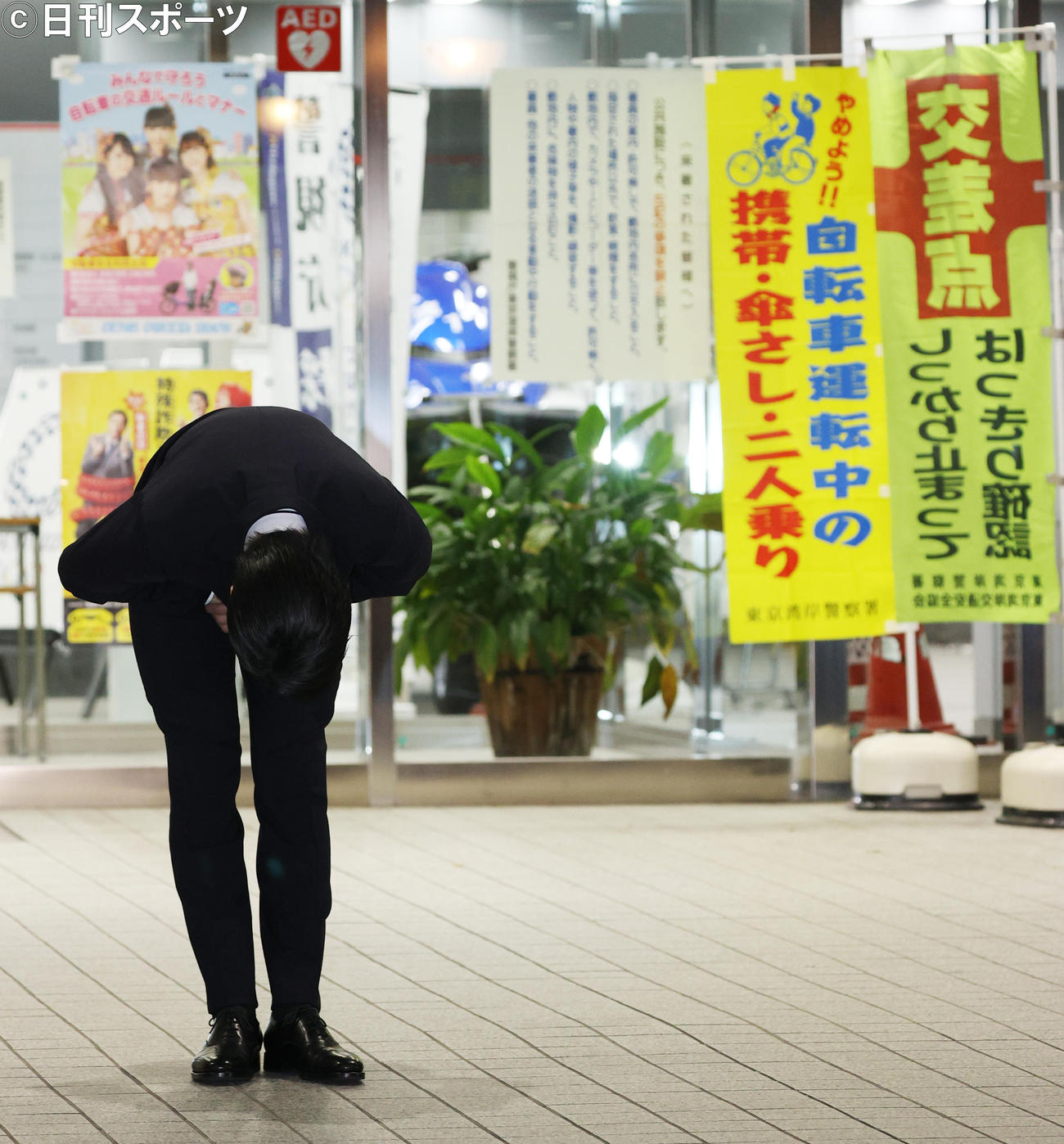 警視庁東京湾岸警察署から釈放され一礼する伊藤健太郎（撮影・中島郁夫）