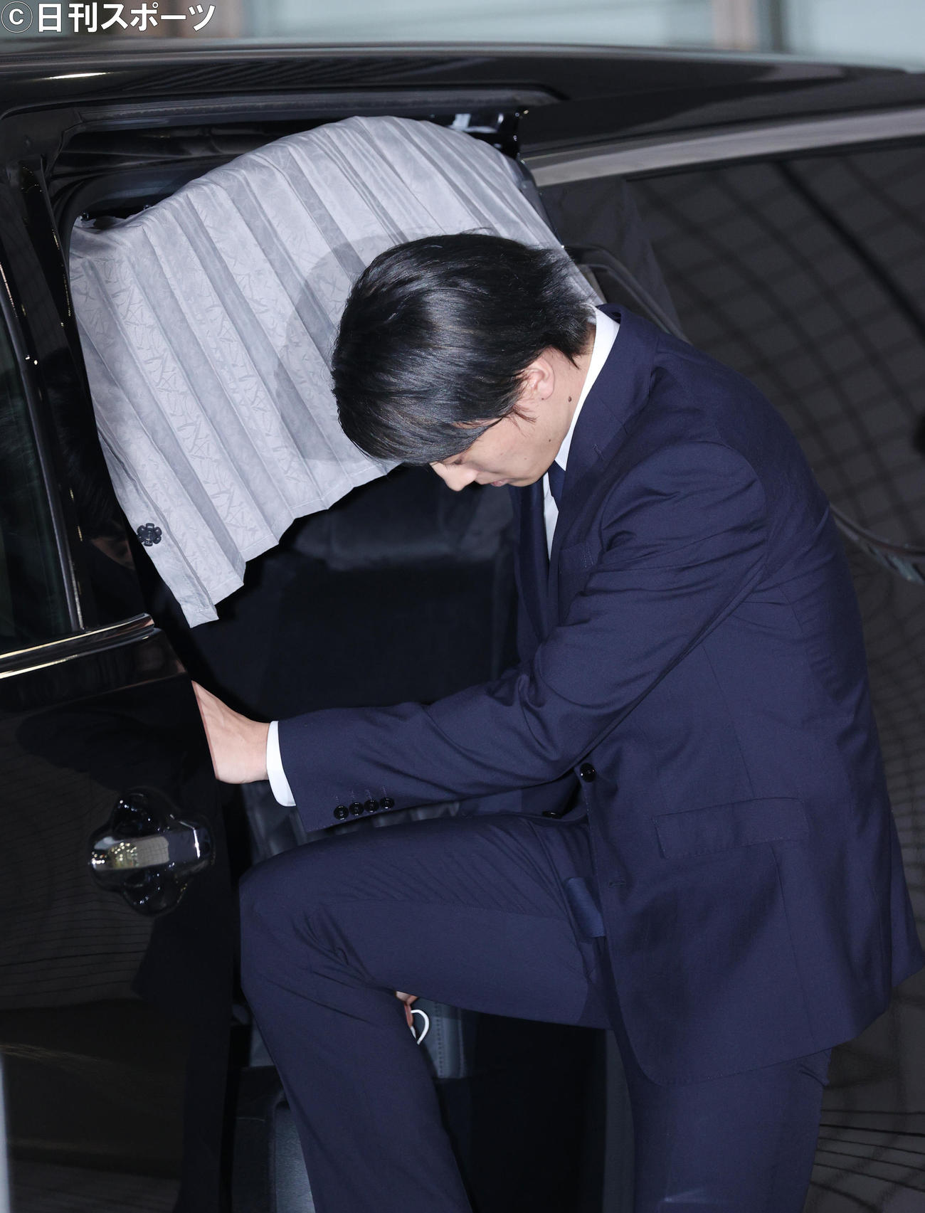 警視庁東京湾岸警察署から釈放され迎えの車に乗車する伊藤健太郎（撮影・中島郁夫）