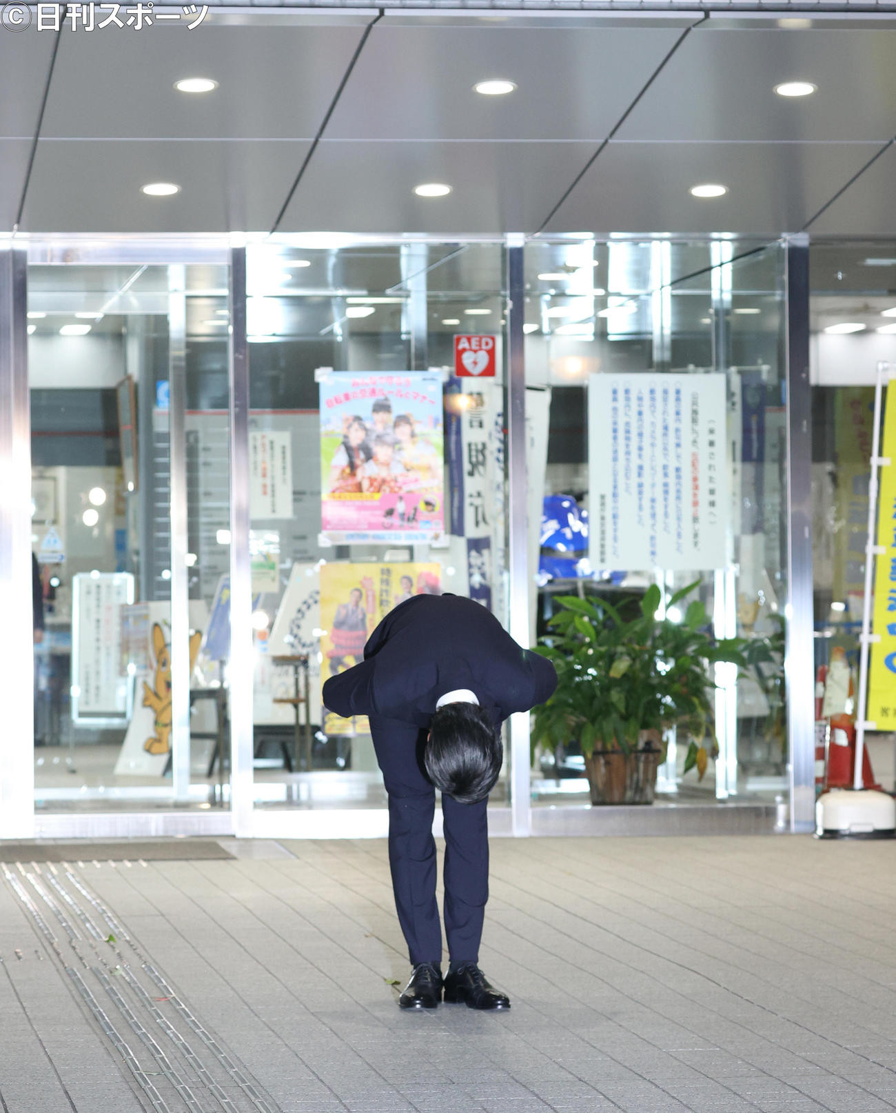 東京湾岸署から釈放され、一礼する伊藤健太郎（撮影・中島郁夫）