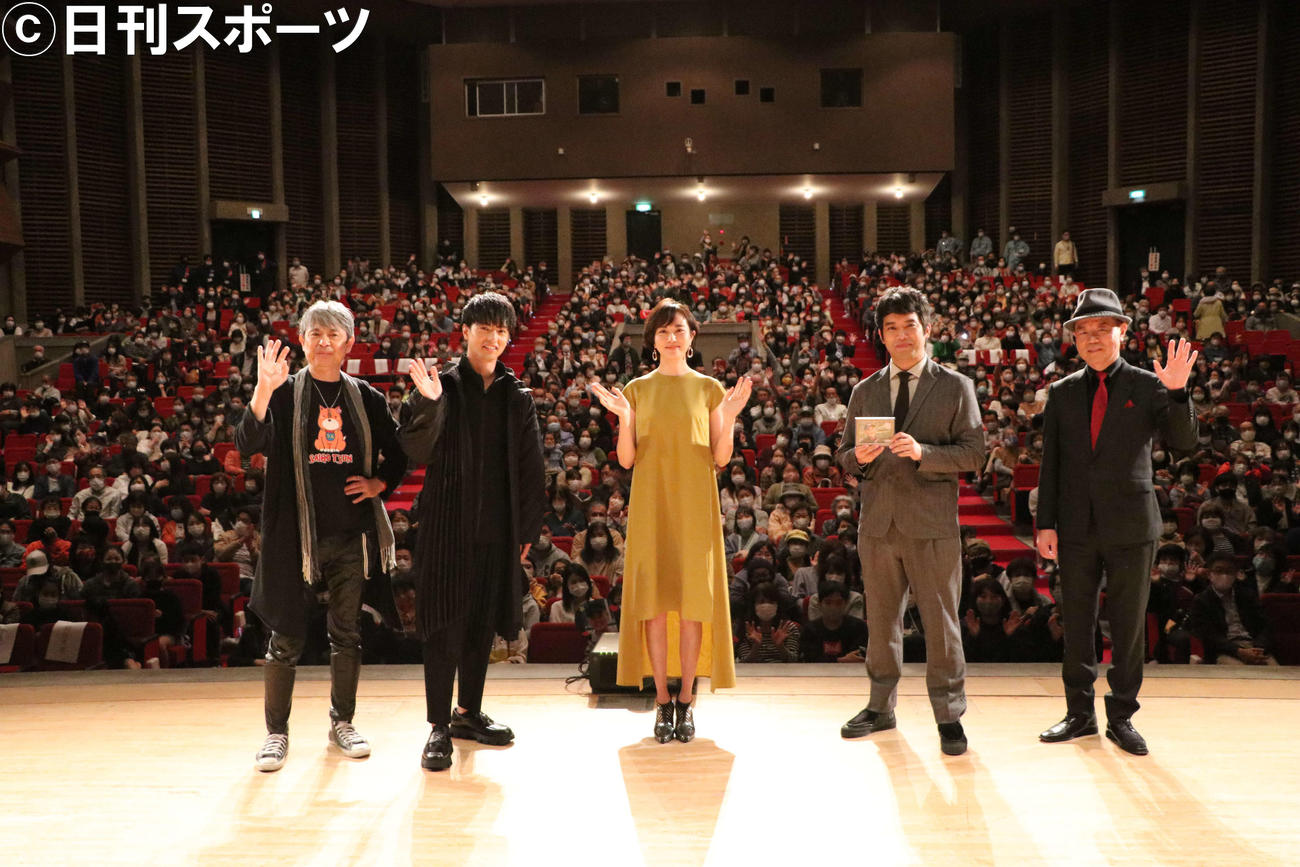 映画「大綱引の恋」鹿児島先行公開舞台あいさつに登壇した（左から）升毅、中村優一、比嘉愛未、三浦貴大、西田聖志郎（撮影・南谷竜則）