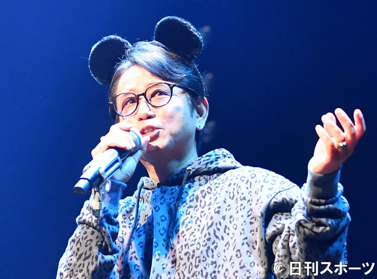 1年ぶりのツアーで耳のカチューシャを着けて熱唱する藤井フミヤ（撮影・上田博志）