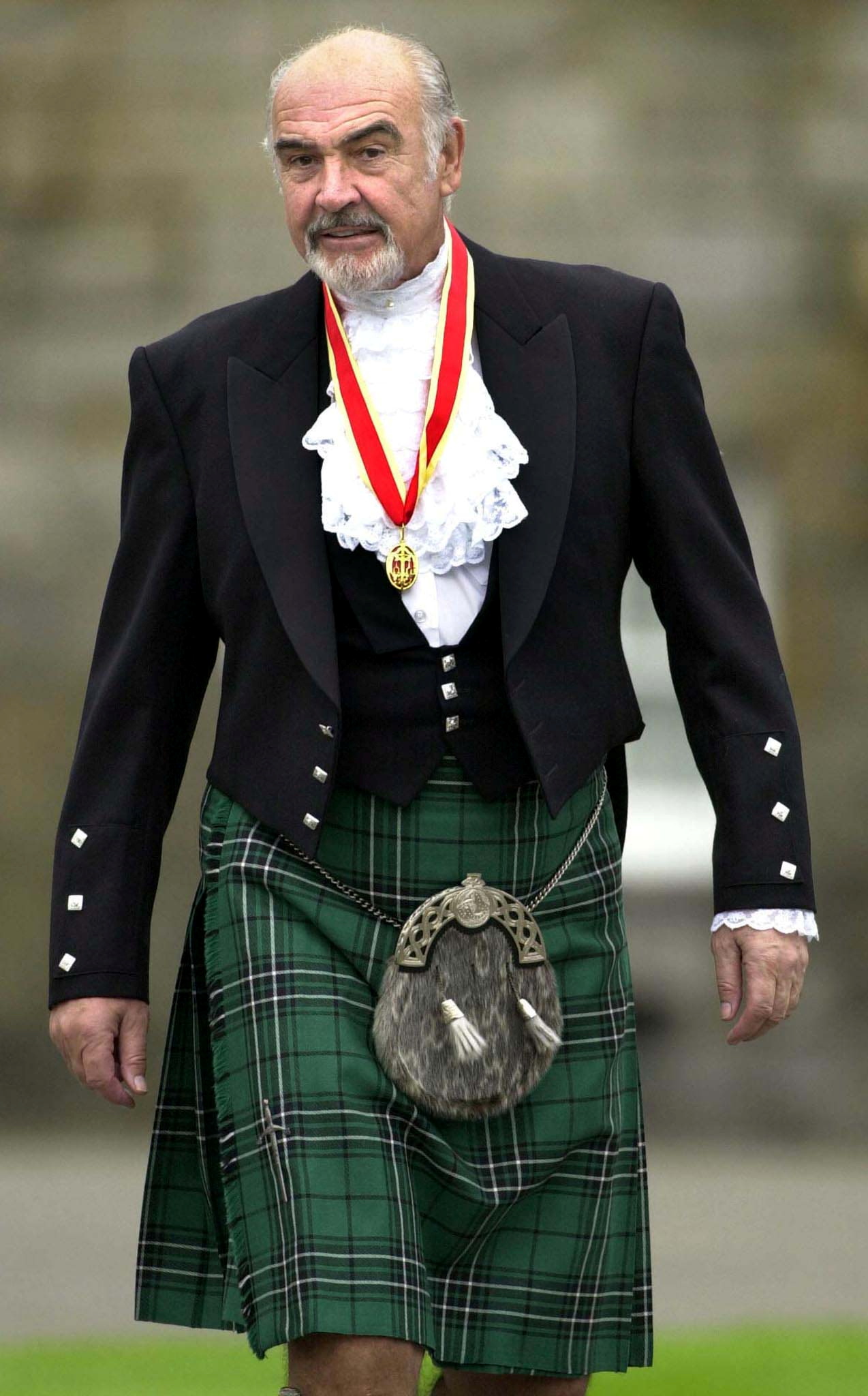 ナイトの称号授与式にスコットランドの伝統衣装キルトを着用したショーン・コネリーさん