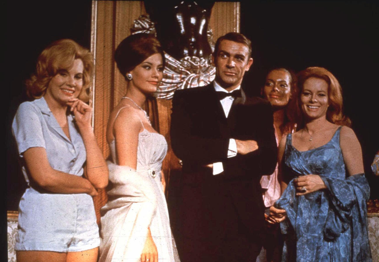 映画「007 サンダーボール作戦 」のイベントでポーズをとるショーン・コネリーさん（AP）