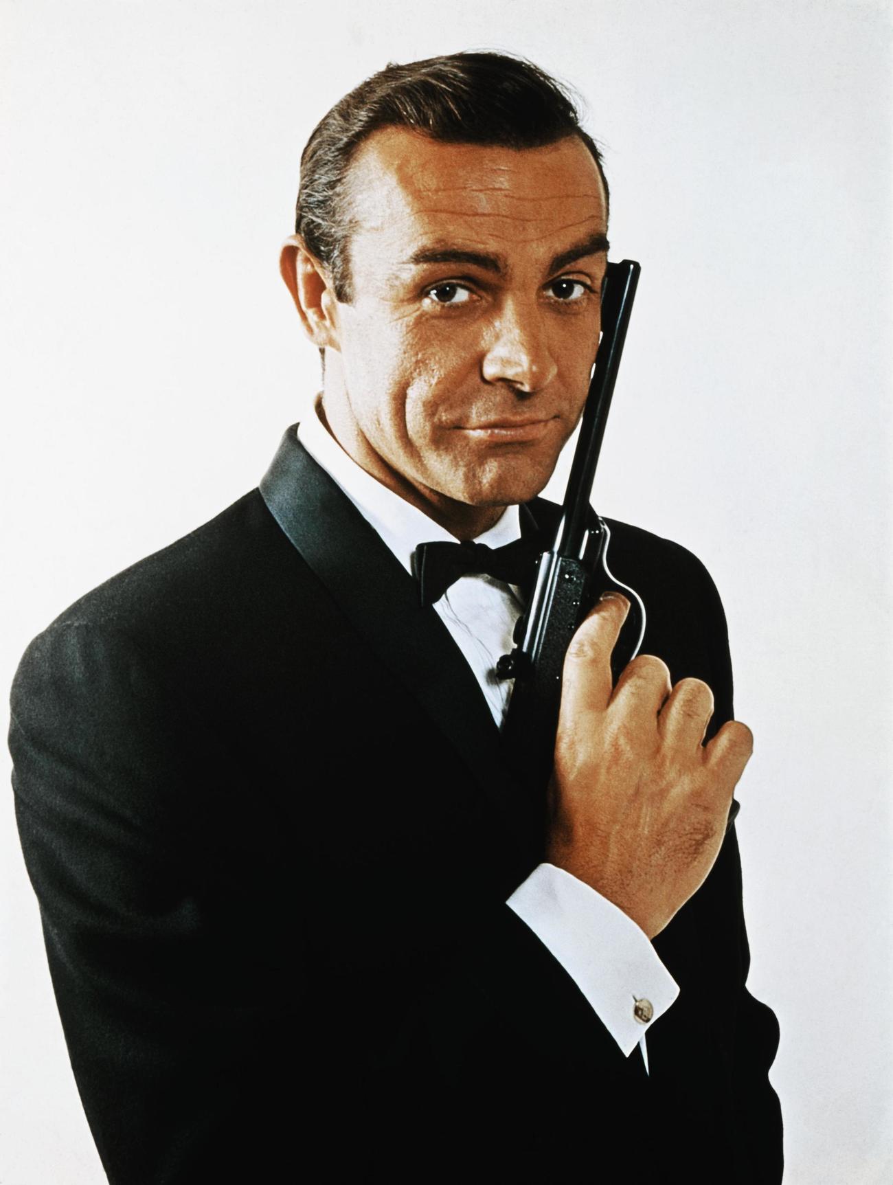 ジェームズ・ボンド役として銃を構えるショーン・コネリーさん（ベットマン提供・ゲッティ＝共同）