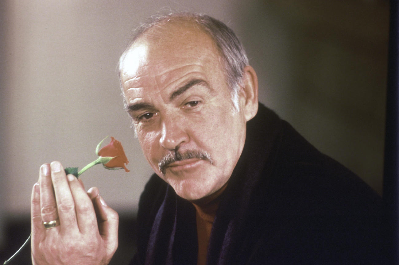 1987年1月23日ロンドンでの記者会見　新作映画「薔薇の名前」について、バラを手に持ち語るショーン・コネリーさん（AP）