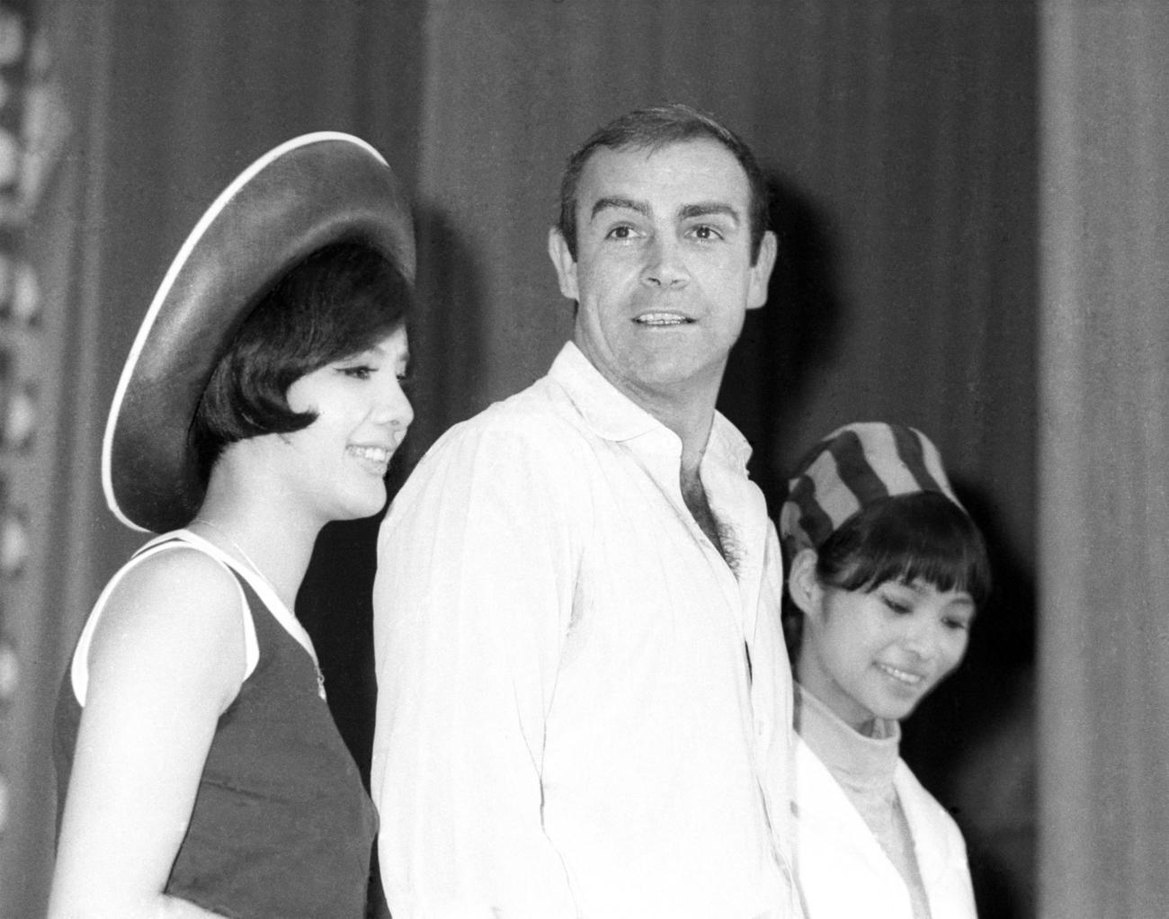 66年7月、スパイ映画「007は二度死ぬ」のロケで来日、記者会見でボンドガールの浜美枝さん（左）、若林映子さん（右）と写真に納まるショーン・コネリーさん（共同）