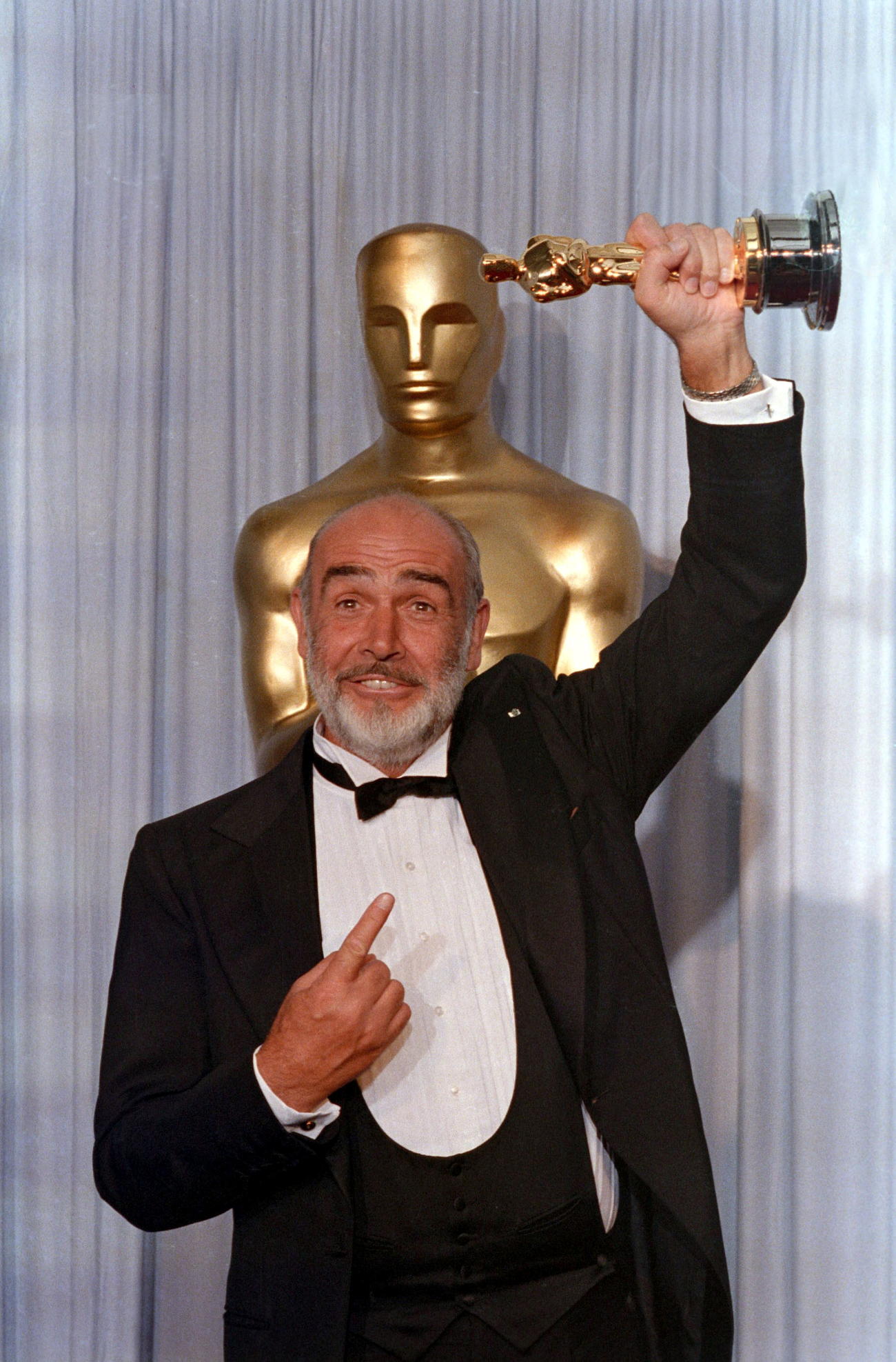 88年4月、第60回アカデミー賞で助演男優賞を受賞し、オスカー像を掲げるショーン・コネリーさん（ロイター）