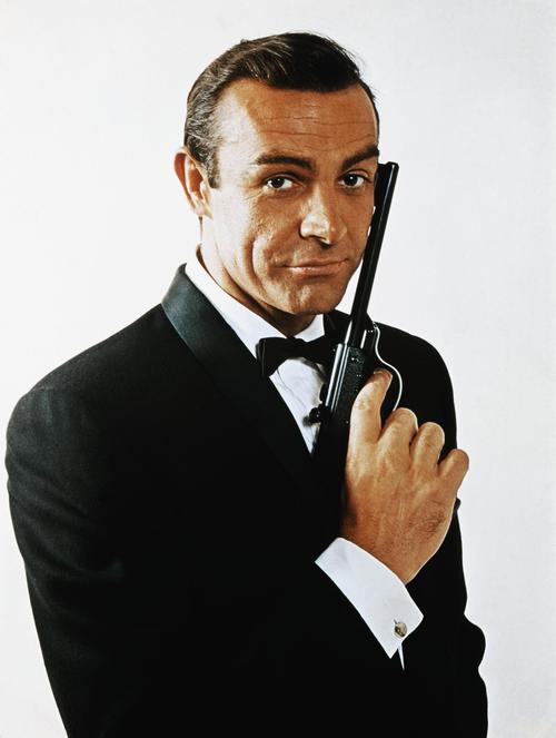 ジェームズ・ボンド役として銃を構えるショーン・コネリーさん（ベットマン提供・ゲッティ＝共同）