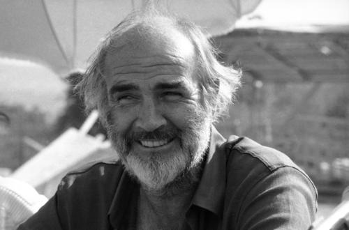 1985年10月16日　ローマの映画「薔薇の名前」のセットで（AP）