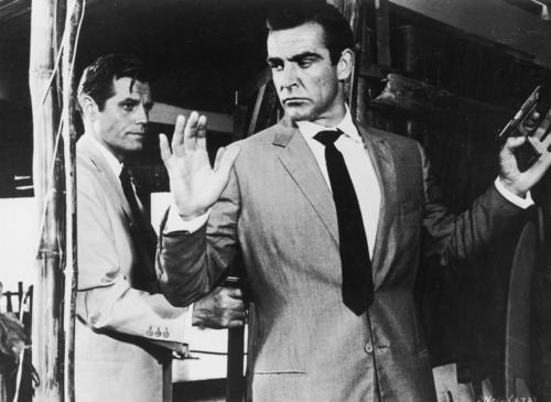 映画「007」シリーズ第1作「ドクター・ノオ」（1962年）に出演したショーン・コネリーさん（右）（ゲッティ＝共同）