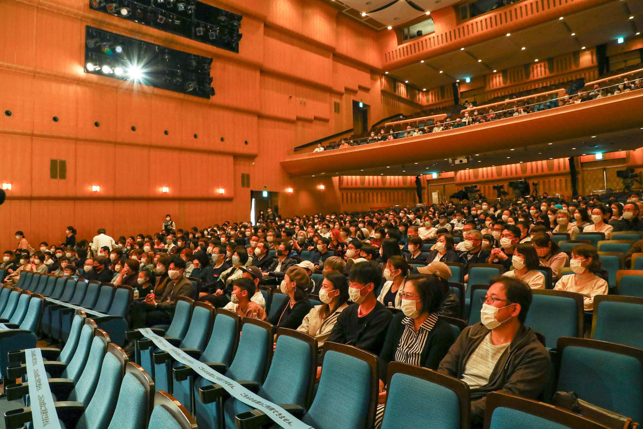 観客収容率78％での公演を開始したなんばグランド花月。第1回公演は441人が来場（吉本興業提供）