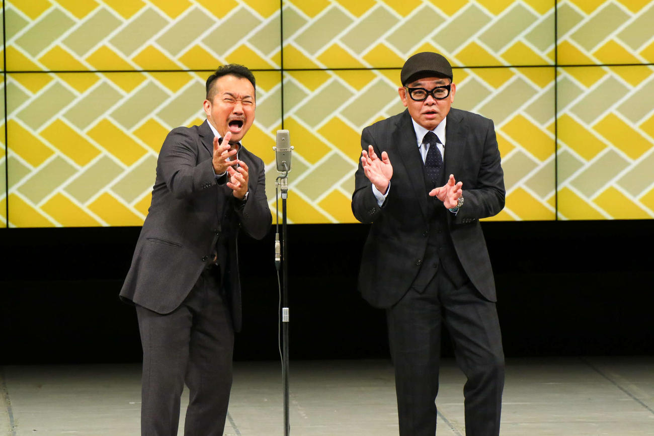 観客収容率78％での公演を開始したなんばグランド花月で、アクリル板を外して漫才をする矢野・兵動（吉本興業提供）