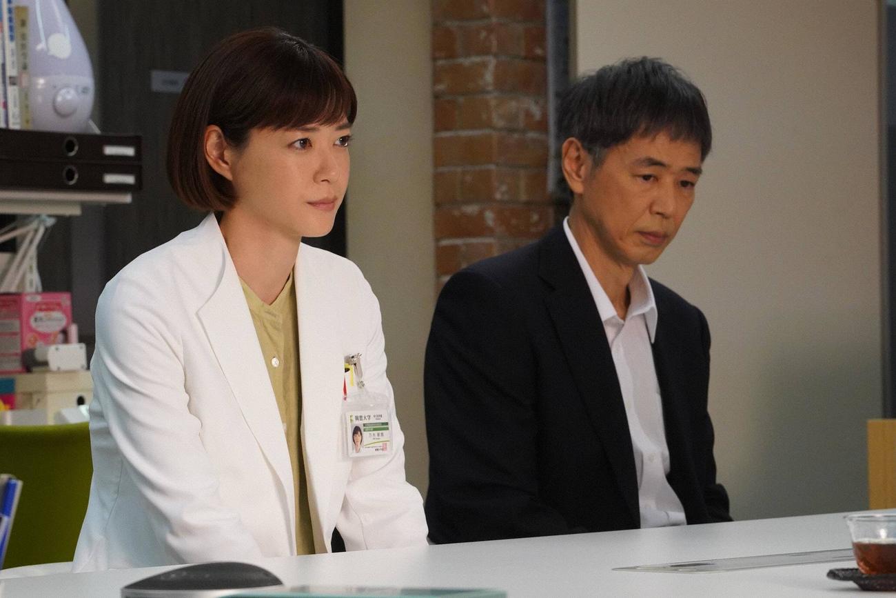 万木朝顔（上野樹里＝左）と父の平（時任三郎）は幸せな家庭生活を送っていた（c）フジテレビ