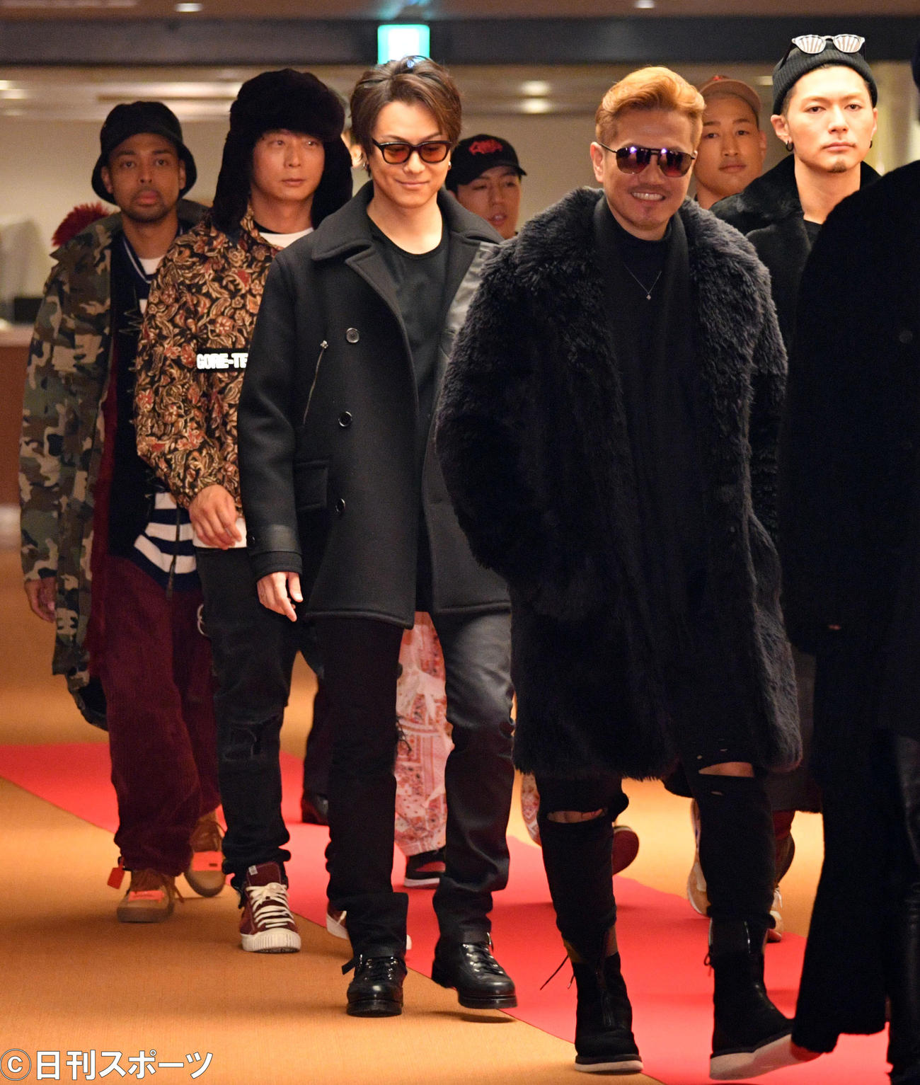 第69回紅白歌合戦のリハーサル　リハーサルを終え囲み取材に向かうATSUSHI（手前右）らEXILE（2018年12月29日撮影）