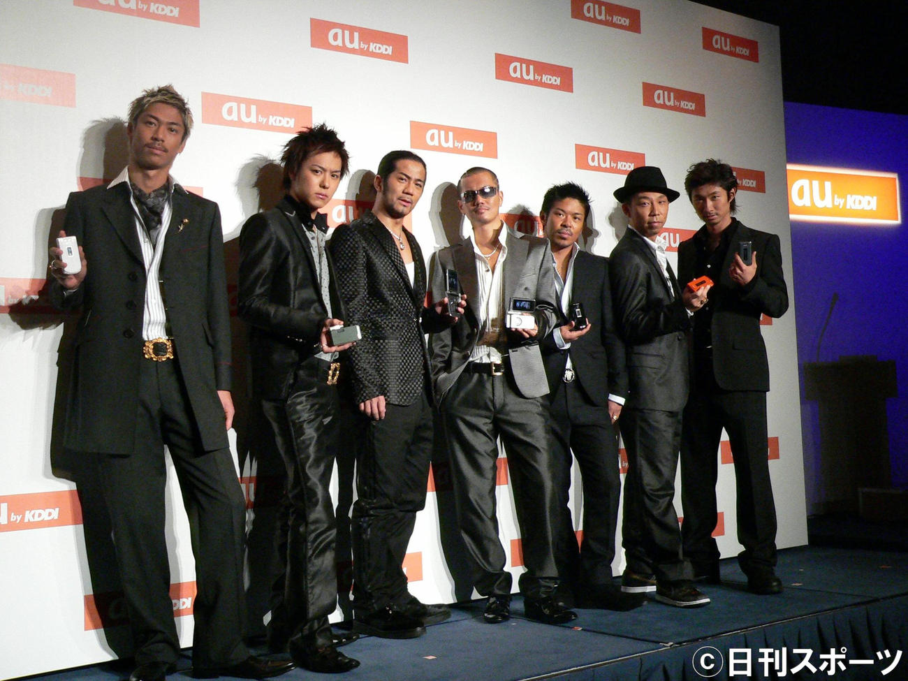 au音楽サービス「リスモ」CM発表会　CMに出演するEXILEの（左から）AKIRA、TAKAHIRO、HIRO、ATSUSHI、MATSU、USA、MAKIDAI（2006年11月16日撮影）