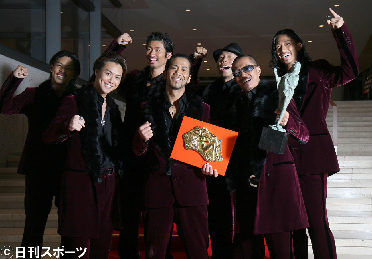 08年12月　レコード大賞を受賞し笑顔でガッツポーズするEXILE、前列左からTAKAHIRO、HIRO、ATSUSHI、後列左からMATSU、MAKIDAI、USA、AKIRA（2008年12月30日撮影）