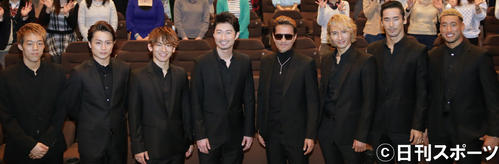 アルバム「19　－Road　to　AMAZING　WORLD－」完成記念CD収録ドキュメンタリー映像上映会　舞台あいさつを行ったEXILE、左から世界（山本世界）、白浜亜嵐、NAOTO、MAKIDAI、ATSUSHI、橘ケンチ、小林直己、関口メンディー（2015年3月24日撮影）