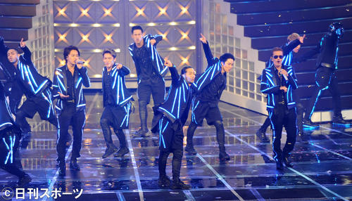 第64回NHK紅白歌合戦　パワフルな舞台を披露するEXILE（2013年12月31日撮影）