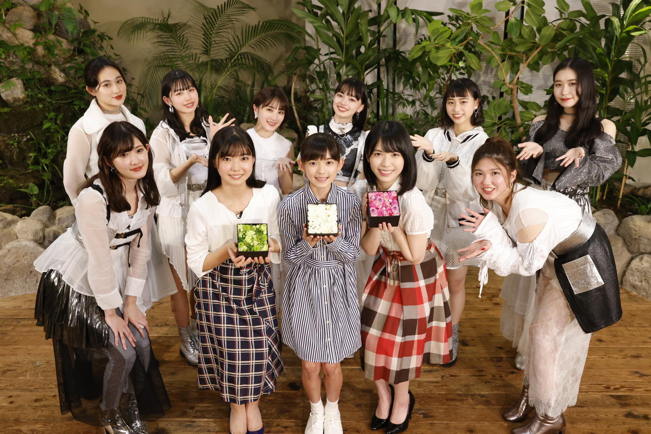 ハロー！プロジェクトのアイドルグループ、アンジュルムに加入した前列左2人目から川名凜、松本わかな、為永幸音