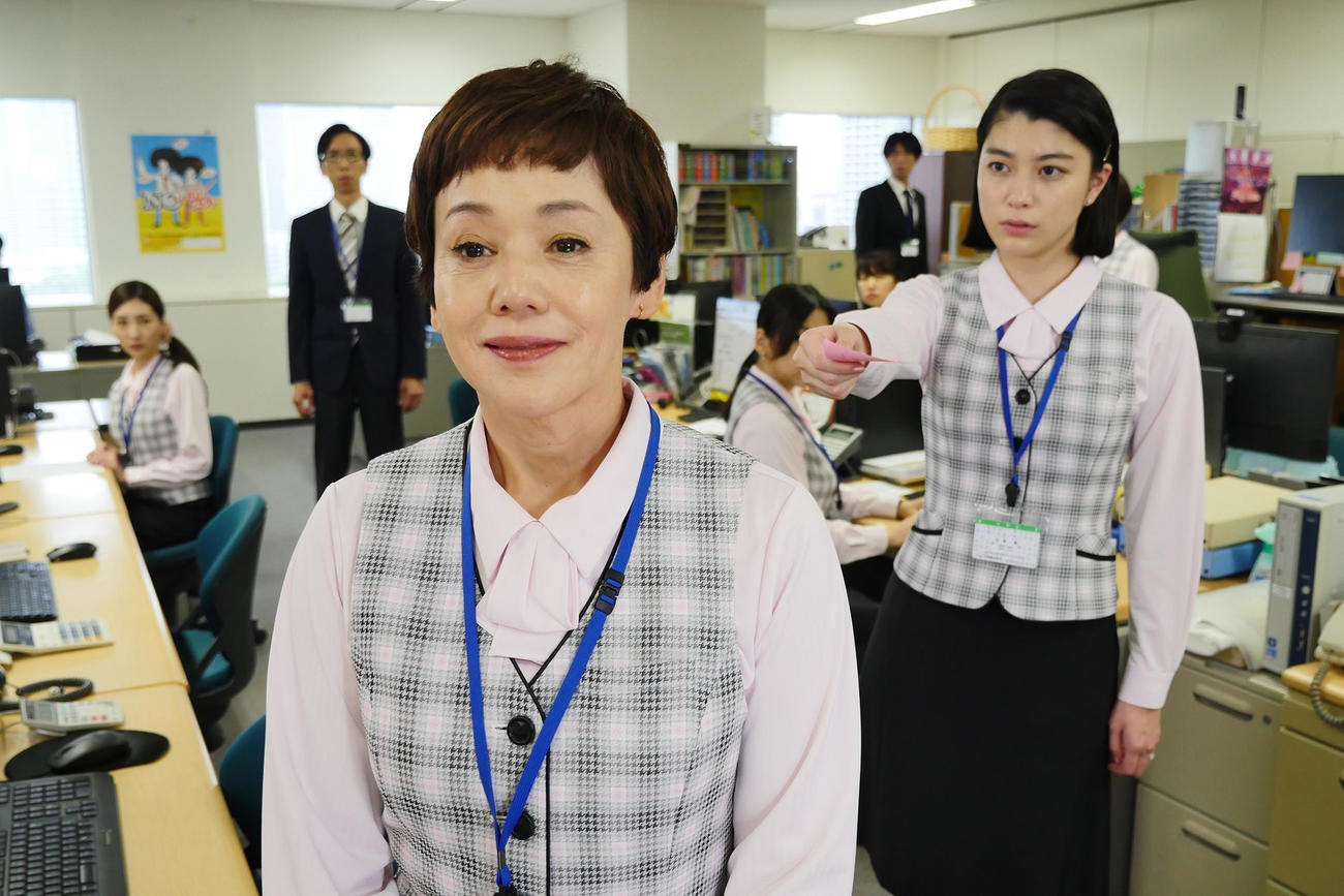 「世にも奇妙な物語‘20秋の特別編」　「タテモトマサコ」に出演する大竹しのぶ（左）と成海璃子(C)フジテレビ