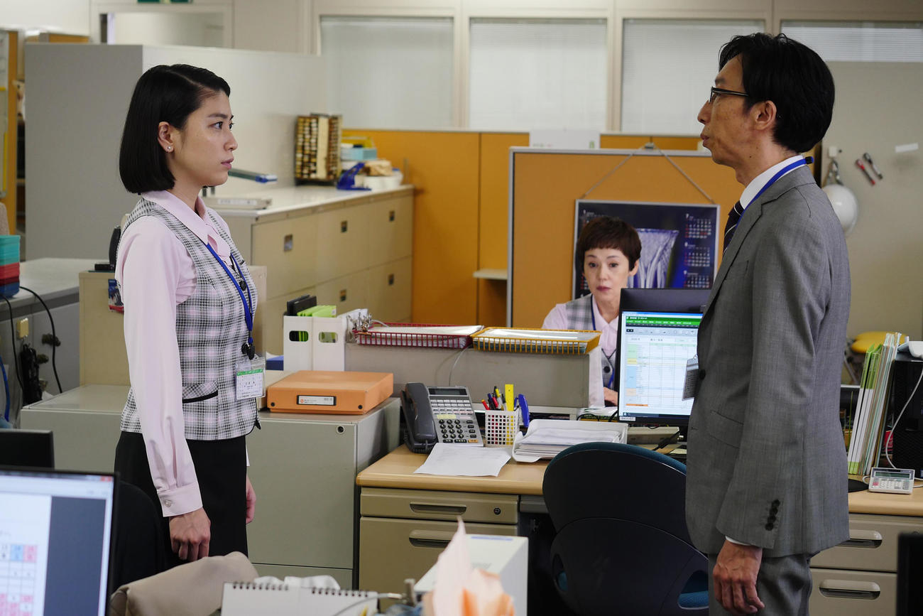 「世にも奇妙な物語‘20秋の特別編」　「タテモトマサコ」に出演する、左から成海璃子、大竹しのぶ、小松和重(C)フジテレビ
