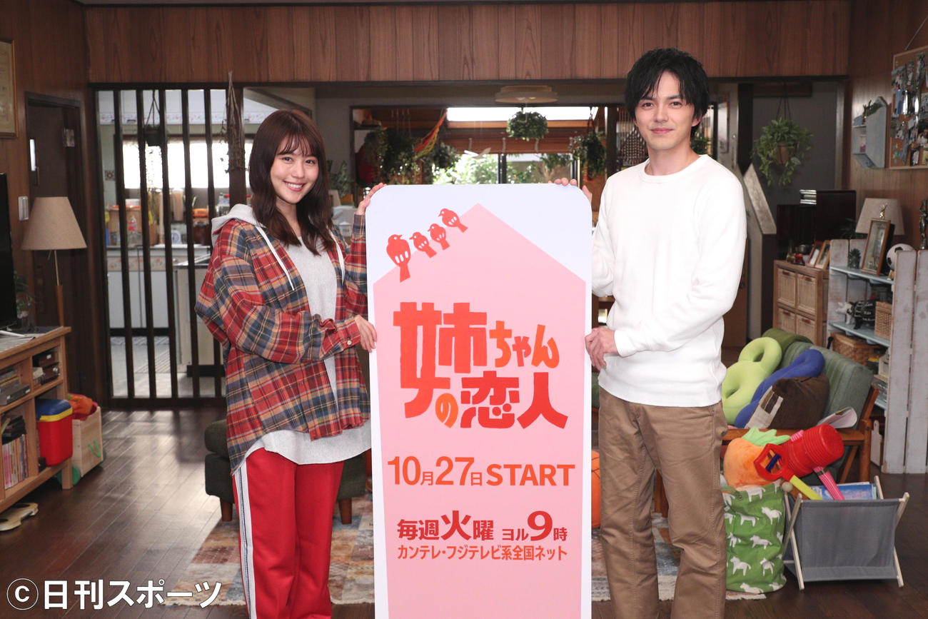 フジテレビ系連続ドラマ「姉ちゃんの恋人」の制作発表に出席した有村架純と林遣都（2020年10月22日撮影）