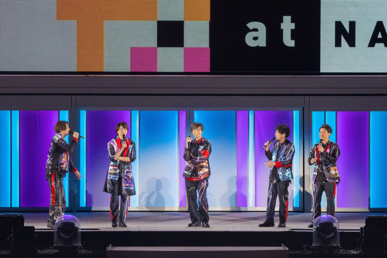 「アラフェス2020　at　国立競技場」でトークする嵐。左から相葉雅紀、櫻井翔、松本潤、二宮和也、大野智
