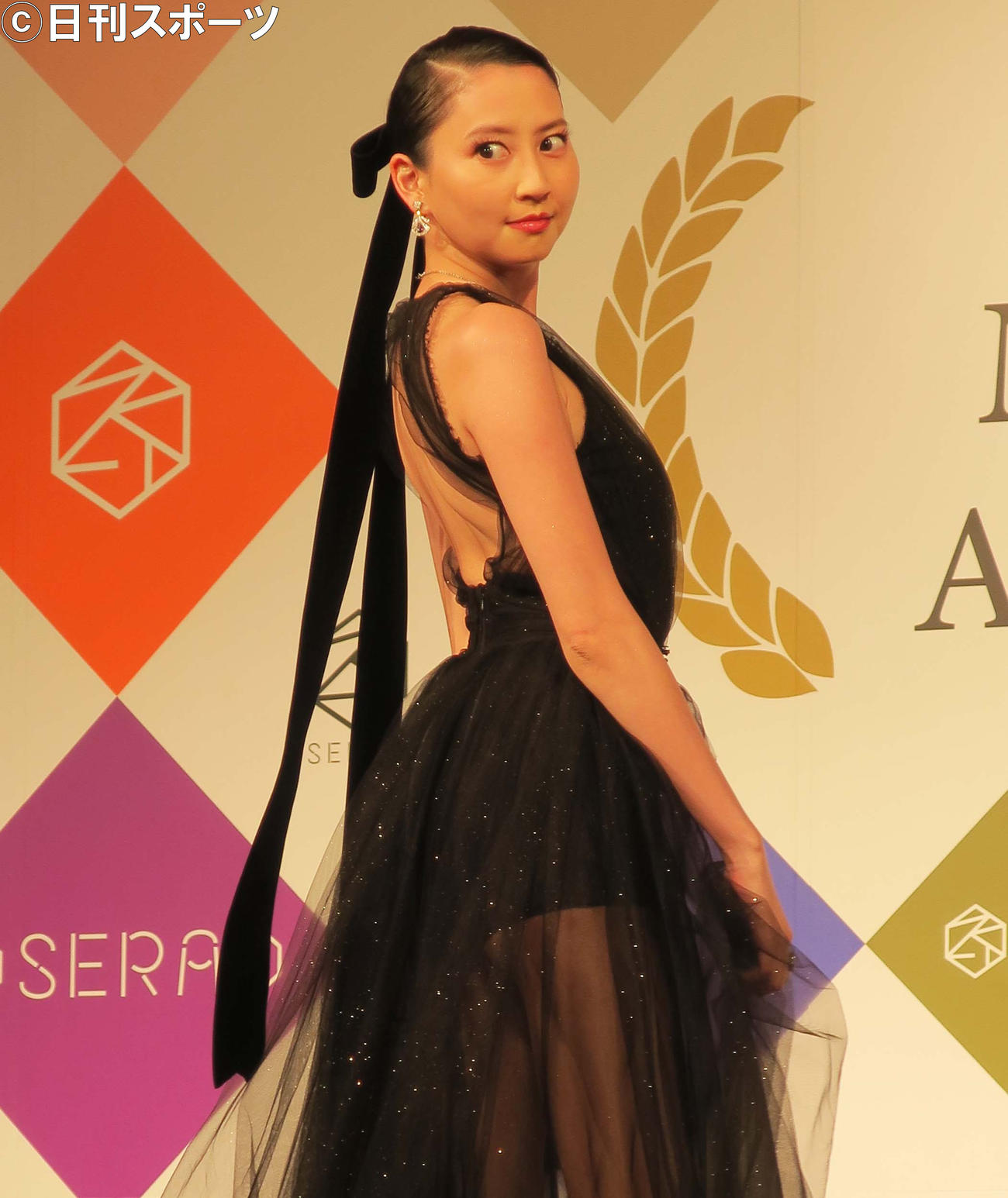 「ベストマスクニストアワード2020」に選ばれ、シースルードレスで登壇した河北麻友子