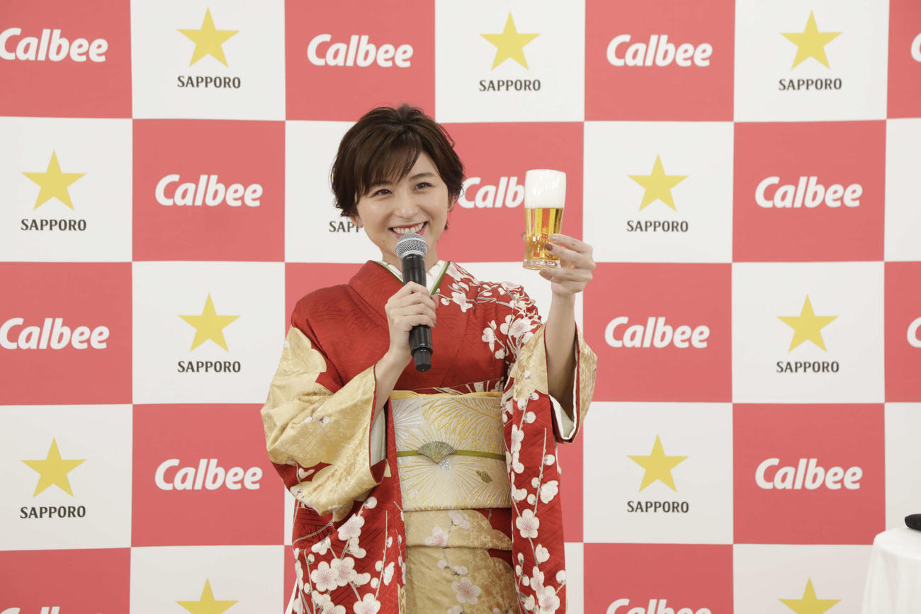 ビールを手に乾杯するフリーアナ宇賀なつみ