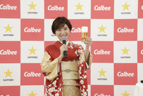 ビールを手に乾杯するフリーアナ宇賀なつみ