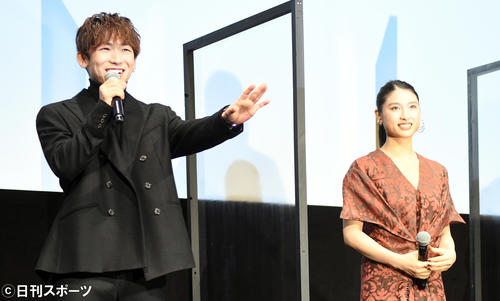 「第33回東京国際映画祭」の映画「フード・ラック！食運」舞台あいさつで笑顔でトークするEXILE　NAOTO（左）と土屋太鳳（撮影・大友陽平）