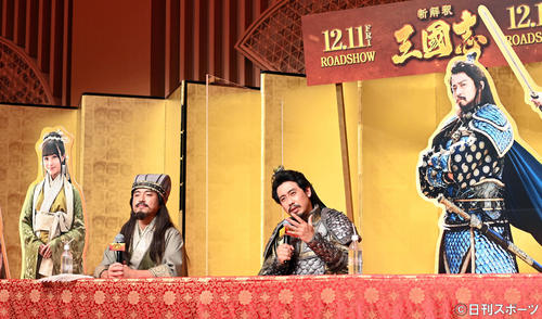 映画「新解釈・三國志」の完成報告会見で紅白の司会について心境を語る大泉洋。左はムロツヨシ（撮影・たえ見朱実）