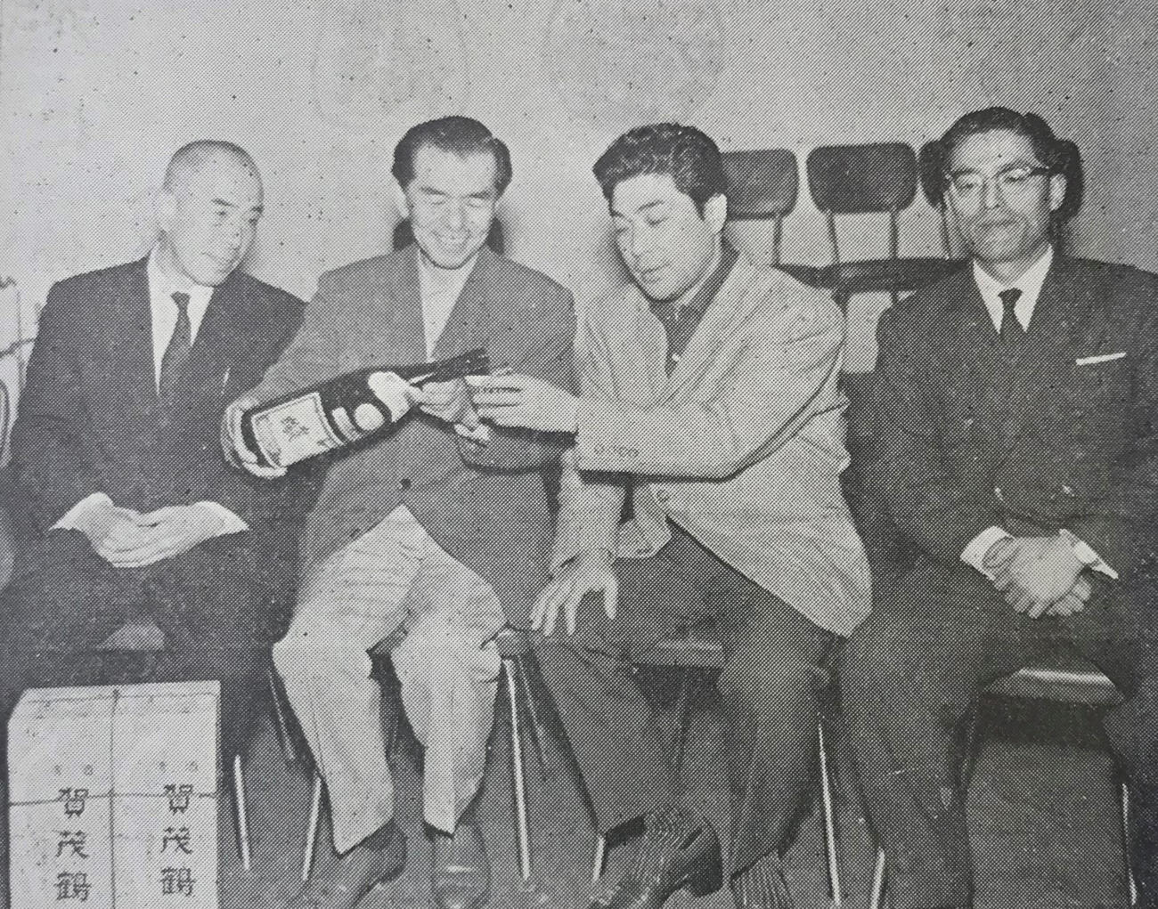 賀茂鶴酒造の社歌収録時の貴重な写真。左から同社の石井武会長、古関裕而氏、村田英雄、同社の木村敬三社長（肩書はいずれも当時、賀茂鶴酒造提供）