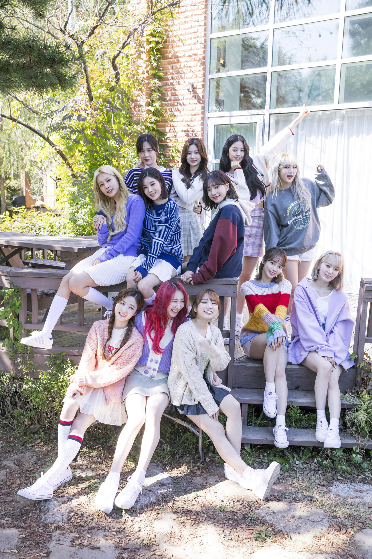 初の日本オリジナル写真集を発売するIZ＊ONE。前列左から本田仁美、イ・チェヨン、矢吹奈子、キム・チェウォン、宮脇咲良、中列左からカン・ヘウォン、クォン・ウンビ、チョ・ユリ、後列左からアン・ユジン、キム・ミンジュ、チャン・ウョニョン、チェ・イェナ