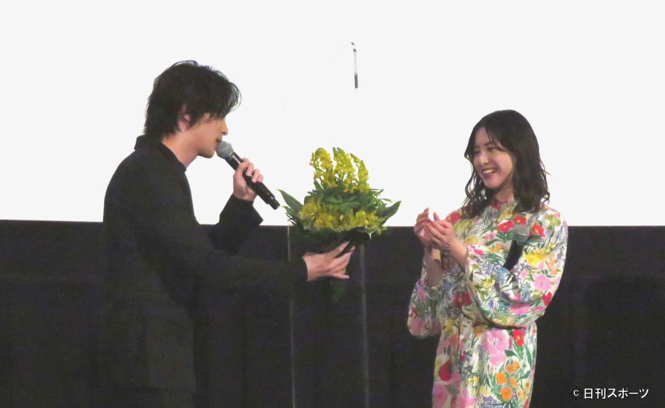 映画「きみの瞳が問いかけている」大ヒット御礼舞台あいさつで横浜流星から花束を贈られる吉高由里子（撮影・村上幸将）