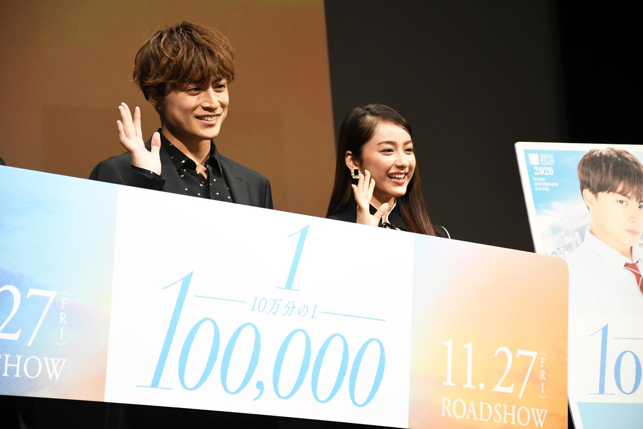 「第33回東京国際映画祭」で行われた映画「10万分の1」ワールドプレミアに出席した白濱亜嵐（左）と平祐奈（撮影・大友陽平）