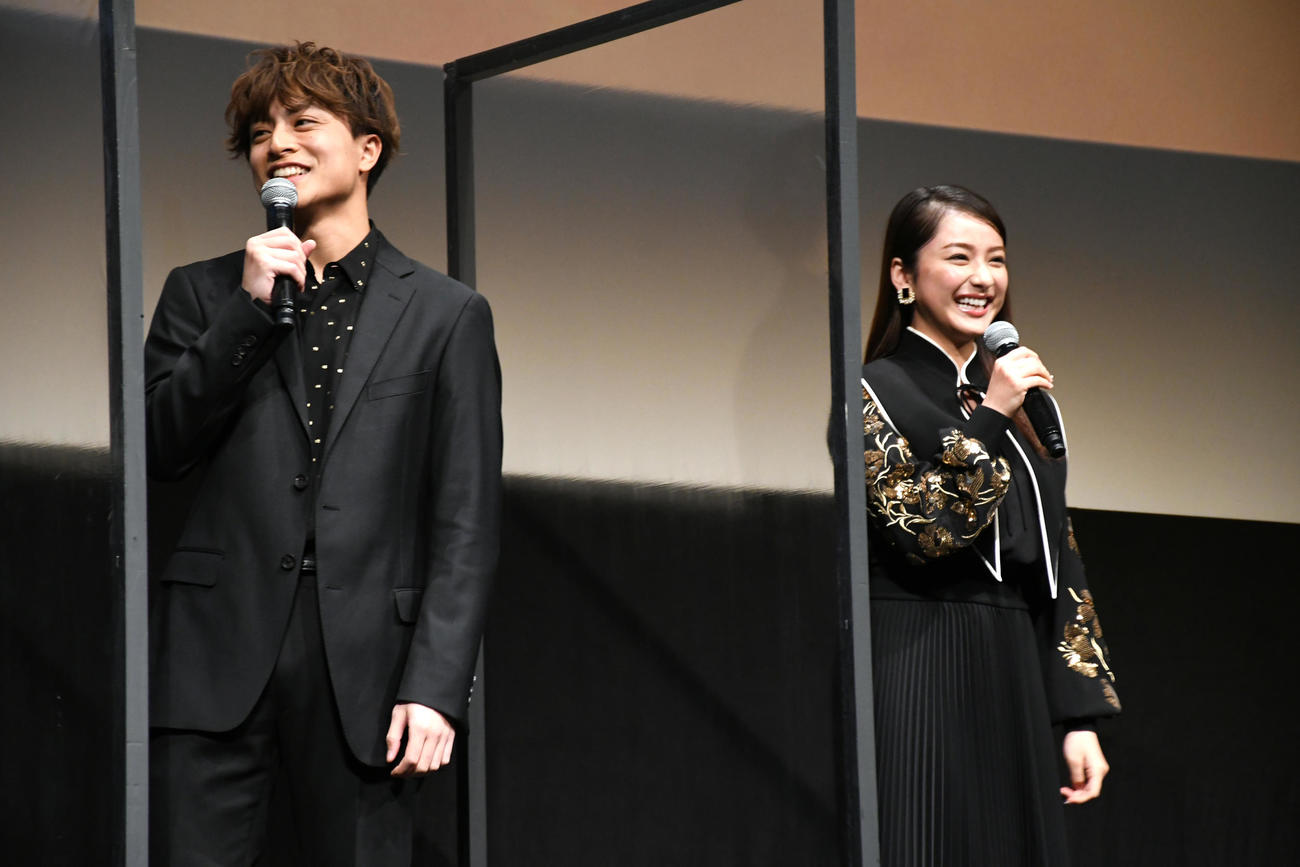 「第33回東京国際映画祭」で行われた映画「10万分の1」ワールドプレミアで笑顔でトークする白濱亜嵐（左）と平祐奈（撮影・大友陽平）