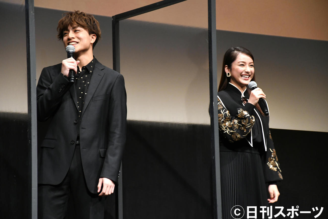 「第33回東京国際映画祭」で行われた映画「10万分の1」ワールドプレミアで笑顔でトークする白濱亜嵐（左）と平祐奈（撮影・大友陽平）