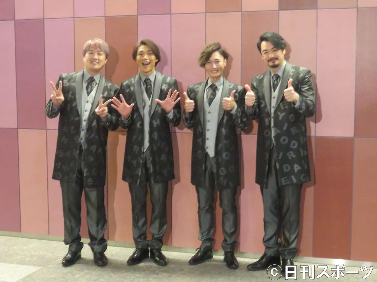 開演前に取材に応じた純烈の、左から酒井一圭、白川裕二郎、後上翔太、小田井涼平